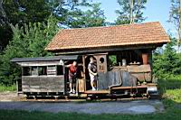 Locomotive ancienne (au chateau de Saint-Fargeau, Yonne) (16)